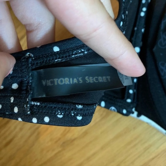 Victoria’s Secret Bikini - Picture 7 of 9